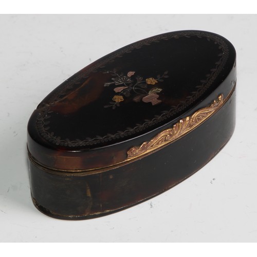 2240 - A George III tortoise shell oval snuff box and cover, inlaid with rose and yellow gold, 7.5cm wide, ... 