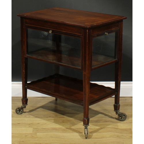 2694 - An Edwardian mahogany butler’s patisserie serving trolley, rectangular top above four glazed fall fr... 