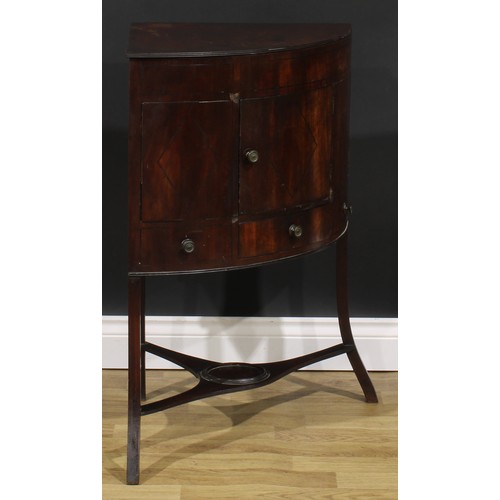 1794 - A George III mahogany corner washstand, hinged splashback, 82cm opening to 126.5cm high, 66cm wide, ... 