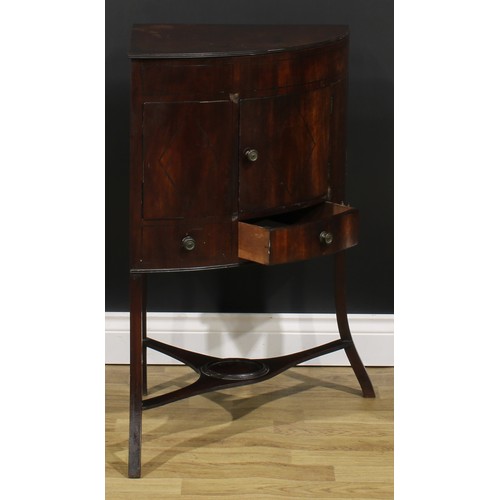 1794 - A George III mahogany corner washstand, hinged splashback, 82cm opening to 126.5cm high, 66cm wide, ... 