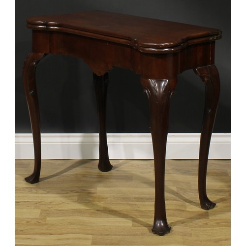 1730 - A George II Irish mahogany card table, hipped rectangular folding top enclosing a baize lined playin... 