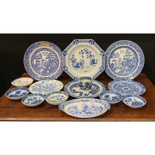 163 - English Blue and White Porcelain - an 18th century pearlware octagonal plate, painted with a chinois... 