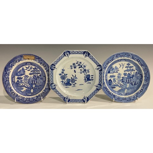 163 - English Blue and White Porcelain - an 18th century pearlware octagonal plate, painted with a chinois... 