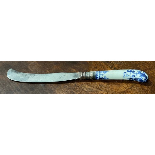 142 - A Saint Cloud porcelain knife handle, pistol grip, painted in underglaze blue with scrolls, steel kn... 