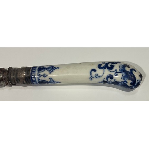 142 - A Saint Cloud porcelain knife handle, pistol grip, painted in underglaze blue with scrolls, steel kn... 