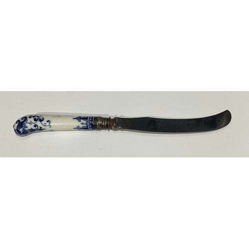 142 - A Saint Cloud porcelain knife handle, pistol grip, painted in underglaze blue with scrolls, steel kn... 