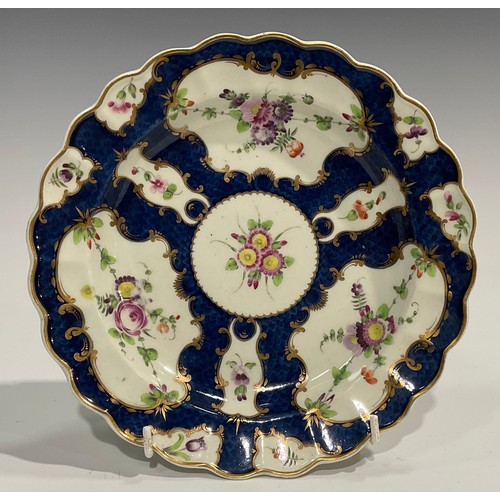 185 - A pair of Worcester shaped circular plates, decorated with alternating fan and vase shaped reserves,... 