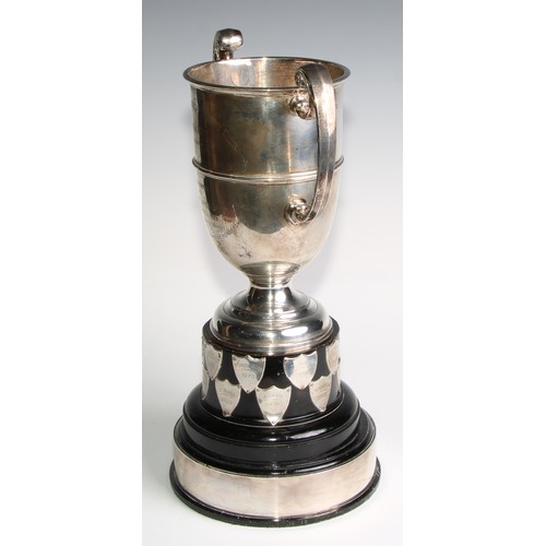 994 - A large silver two handled trophy cup, central girdle, engraved with Derby Arboretum 'Bowing' Club N... 