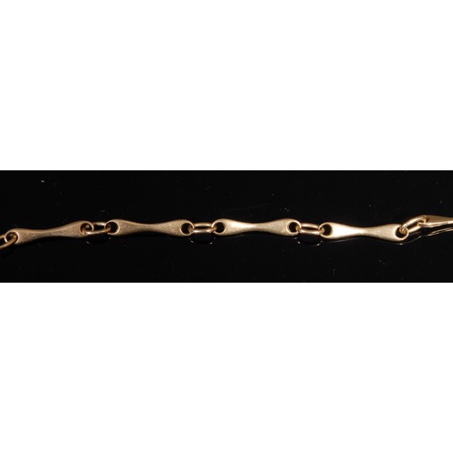 1408 - A long bit link necklace, stamped '750' for 18ct gold, 93cm long, approximately 30g