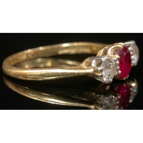 1382 - A diamond, rub and 18ct gold three stone ring, the central ruby flanked by a pair of round brilliant... 