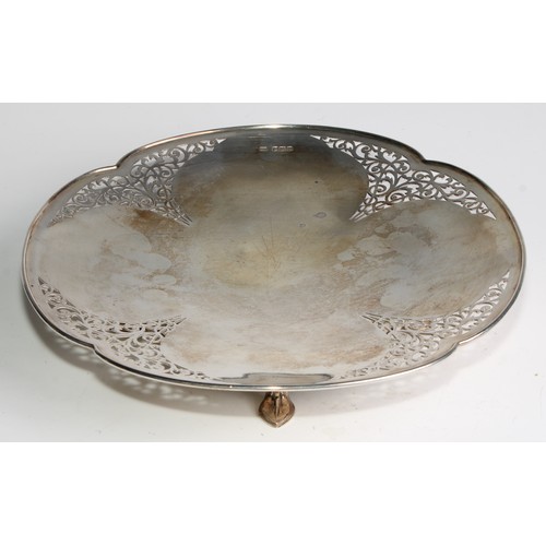 969 - A George V silver pierced quatrefoil table centre, Sheffield 1921, 23.5cm diameter, 16oz