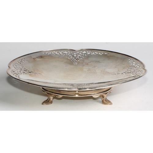 969 - A George V silver pierced quatrefoil table centre, Sheffield 1921, 23.5cm diameter, 16oz