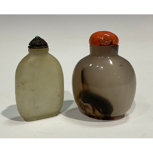 390 - A Chinese ovoid agate snuff bottle, coral stopper, 6cm high x 4.5cm wide, late 19th/early 20th centu... 