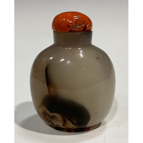 390 - A Chinese ovoid agate snuff bottle, coral stopper, 6cm high x 4.5cm wide, late 19th/early 20th centu... 