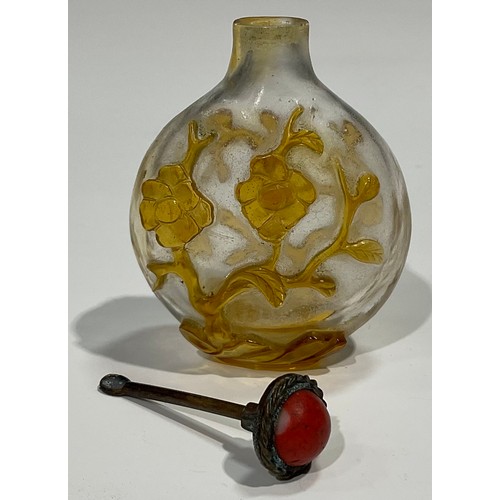 401 - A Chinese Peking glass ovoid snuff bottle, decorated in red overlay with fantail fish against a snow... 