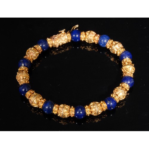 1346 - A composed suite of 18ct and 22k gold and lapis lazuli jewellery, comprising an 18ct gold ring, term... 