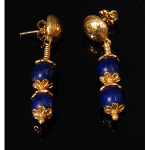 1346 - A composed suite of 18ct and 22k gold and lapis lazuli jewellery, comprising an 18ct gold ring, term... 