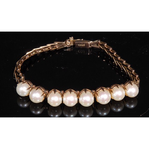 1348 - A composed suite of 9ct and 14ct cultured pearl jewellery, comprising a 14k gold ring, size Q, 3.4g;... 