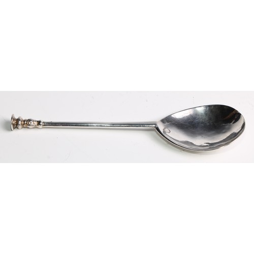 790 - A James I silver seal top spoon, 16.5cm long, possibly Martin Cottrell, London 1604

Reference: Jack... 