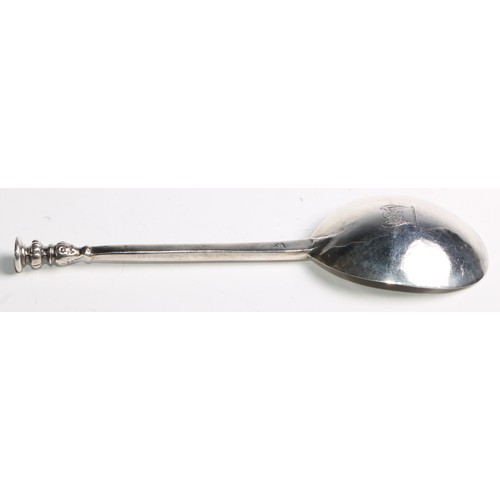 780 - A 17th century silver seal top spoon, possibly provincial spoon, maker's mark S* with pellet, 17.5cm... 