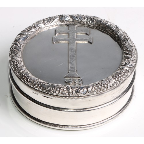 947 - A George IV provincial silver circular 'mean pinch' table snuff box, push-fitting cover applied with... 