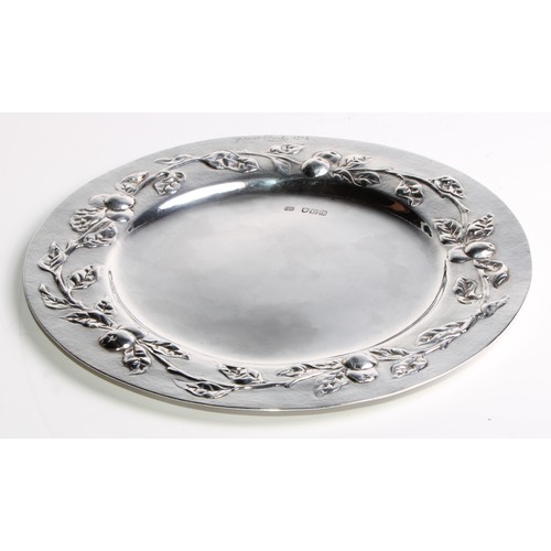 1208 - Gilbert Marks - an Arts and Crafts silver circular dish, thye border chased with fruiting apple boug... 