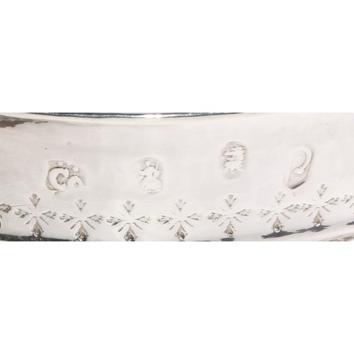 1041 - A Queen Anne silver porringer, reeded scroll handles, 14.5cm wide, Robert Cooper, London 1708, 102g