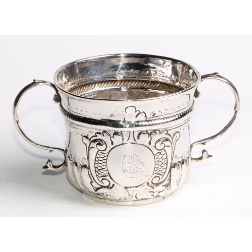 1040 - A Queen Anne Britannia silver porringer, scroll handles, 15cm wide, London 1707, 142g