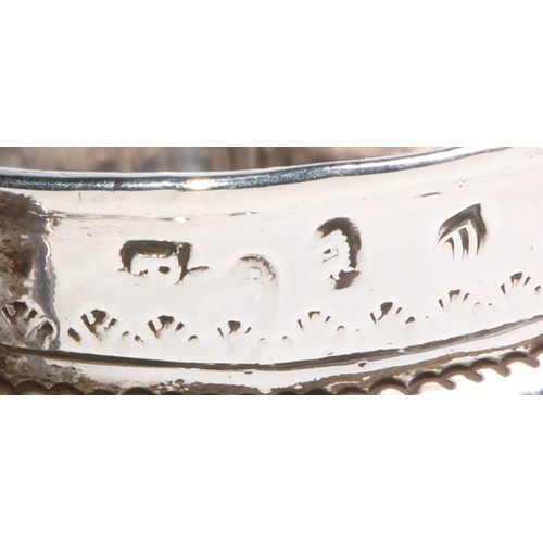 1040 - A Queen Anne Britannia silver porringer, scroll handles, 15cm wide, London 1707, 142g