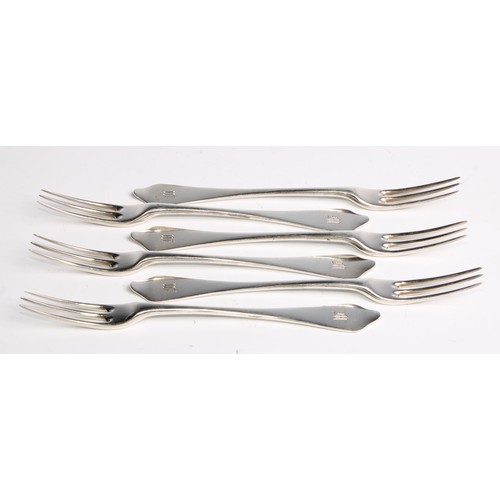 1062 - A set of six Victorian silver Dog Nose pattern three-prong forks, 17.5cm long, George W Adams, Londo... 