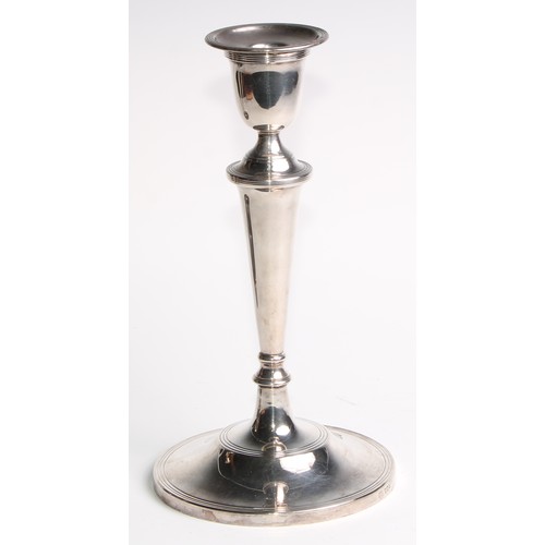 1024 - A pair of Elizabeth II silver table candlesticks, urnular sconces, tapered pillars, circular bases, ... 