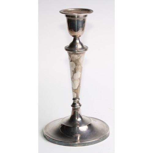 1024 - A pair of Elizabeth II silver table candlesticks, urnular sconces, tapered pillars, circular bases, ... 