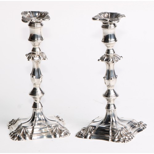 1039 - A pair of William IV silver tapersticks, detachable nozzles, knopped pillars, fluted square bases, s... 