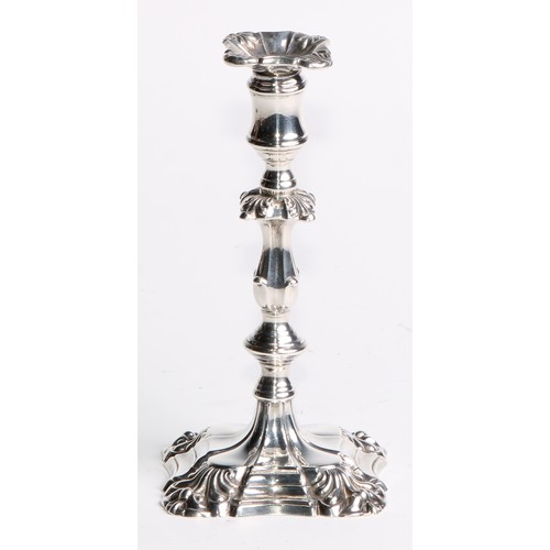 1039 - A pair of William IV silver tapersticks, detachable nozzles, knopped pillars, fluted square bases, s... 