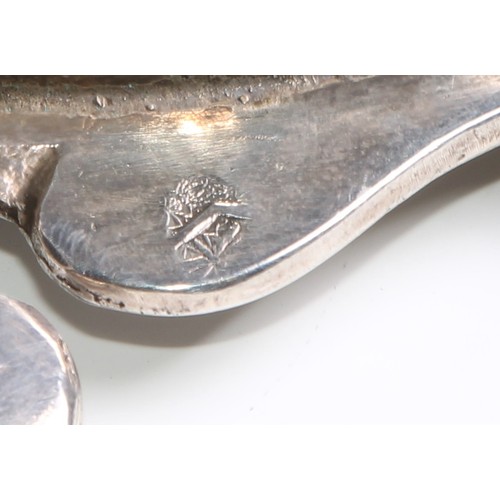 1118 - An 18th century French silver wine taster, spade-shaped lug handle, 9.5cm diam, 140g