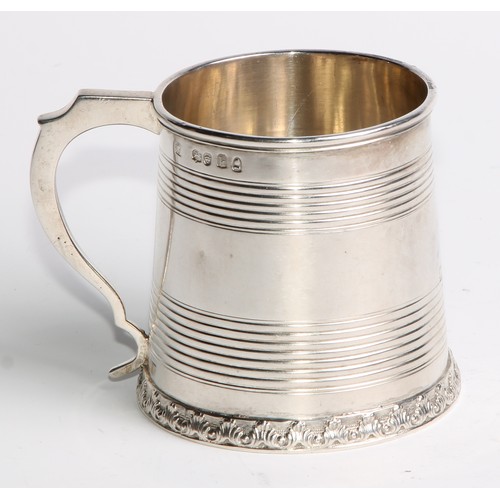 949 - A George IV silver tapered cylindrical child's mug, with two reeded bands above a skirted base appli... 