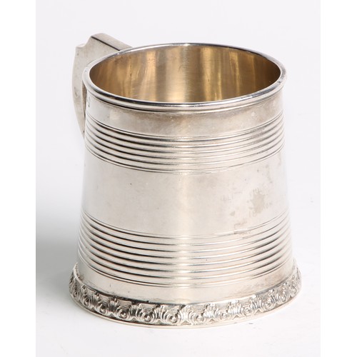 949 - A George IV silver tapered cylindrical child's mug, with two reeded bands above a skirted base appli... 