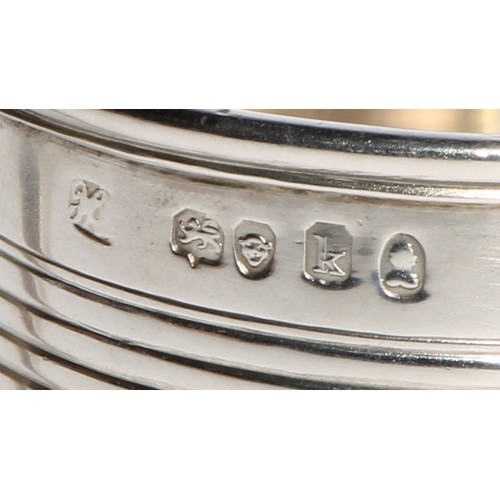 949 - A George IV silver tapered cylindrical child's mug, with two reeded bands above a skirted base appli... 