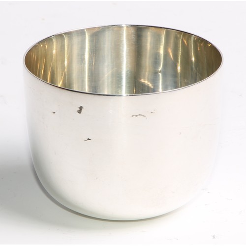 945 - A George III style silver whisky tumbler cup, quite plain, 6cm diam, Sheffield 1974, 76g