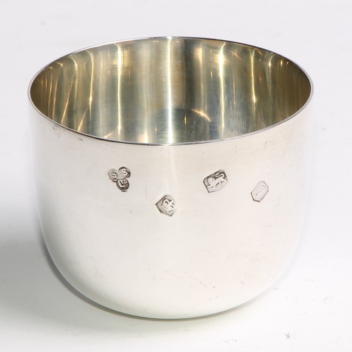 945 - A George III style silver whisky tumbler cup, quite plain, 6cm diam, Sheffield 1974, 76g