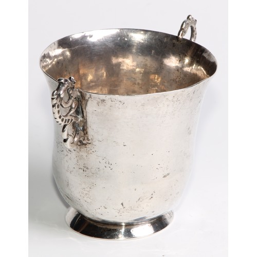 1121 - An 18th century silver bell shaped two-handled cup, dragon handles, skirted base, 8.5cm high, unmark... 