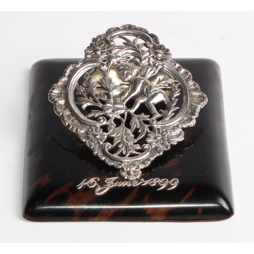 1084 - A Victorian silver and tortoiseshell rectangular desk clip, pierced and cast with a putto at a bird'... 