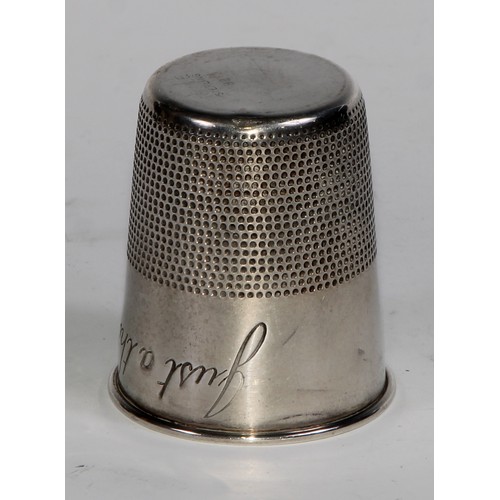 1125 - An American silver novelty whisky tot or stirrup cup, as a thimble, inscribed Just a Thimbleful, gil... 