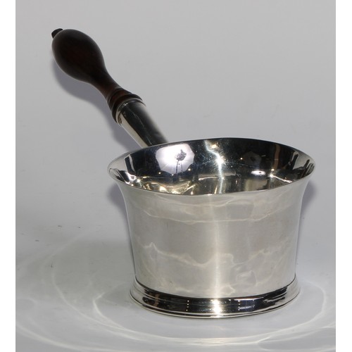 899 - A George II silver brandy saucepan, flared rim, skirted base, turned fruitwood handle, 20cm long, Lo... 