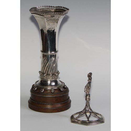 1224 - Omar Ramsden (1873 - 1939) - an Arts and Crafts silver cup and cover, open-work cover with figural f... 