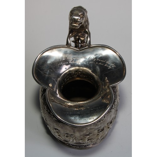 955 - A George V silver askos wine pitcher, after the Ancient Greek, chased with a Classical procession, t... 