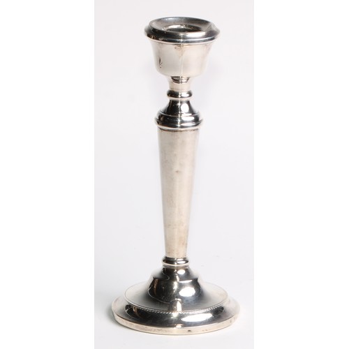 1022 - A pair of Elizabeth II silver candlesticks, urnular sconces, tapered pillars, circular bases, 19cm h... 