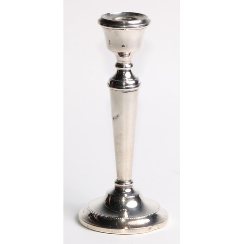 1022 - A pair of Elizabeth II silver candlesticks, urnular sconces, tapered pillars, circular bases, 19cm h... 