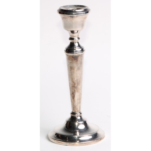 1022 - A pair of Elizabeth II silver candlesticks, urnular sconces, tapered pillars, circular bases, 19cm h... 