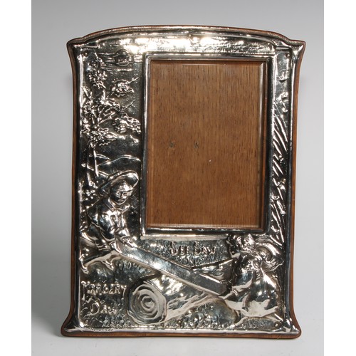 1825 - A pair of Art Nouveau period silver plated easel novelty photograph frames, embossed in the manner o... 